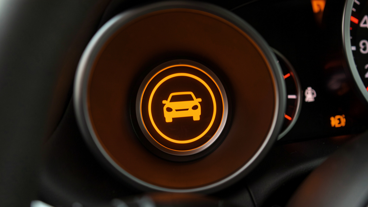 Voyant orange rond avec une voiture sur Peugeot : le bon diagnostic
